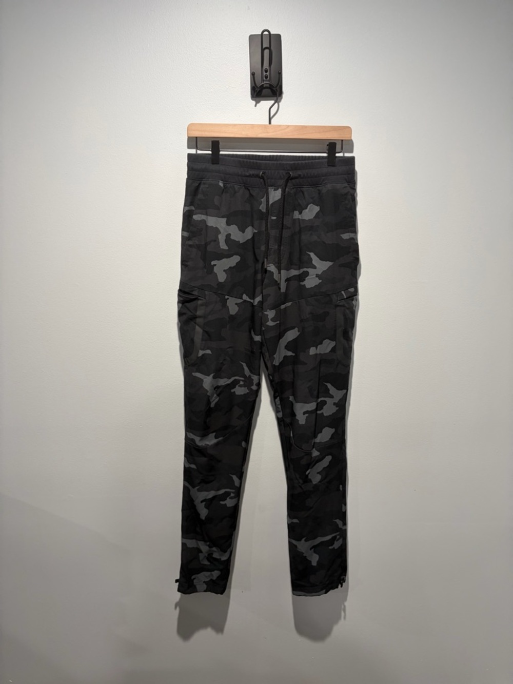 Under Armour Men's Athletic Black & Gray Camo Cargo Jogger Pants M
